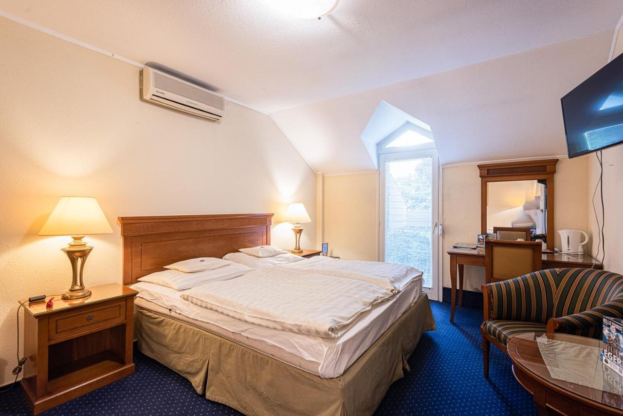 Hotel Romantik Егер Екстериор снимка