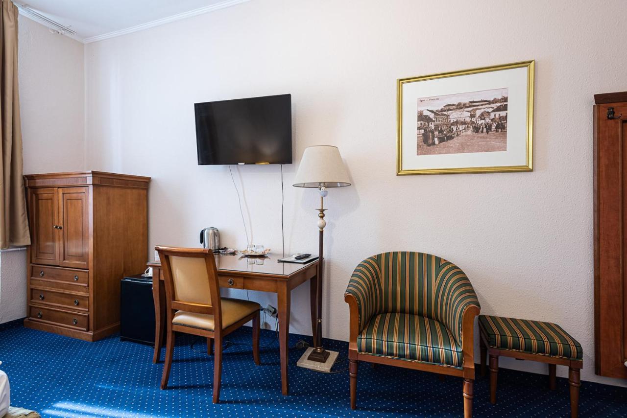 Hotel Romantik Егер Екстериор снимка