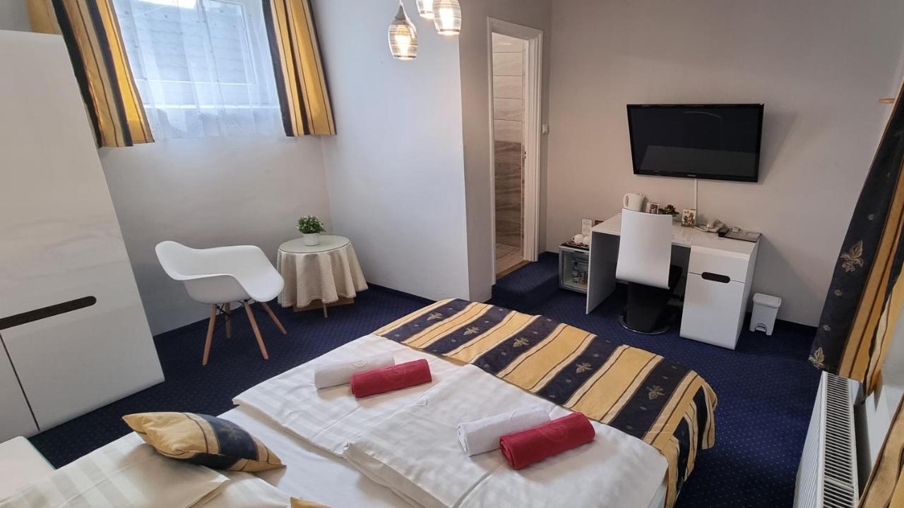 Hotel Romantik Егер Екстериор снимка