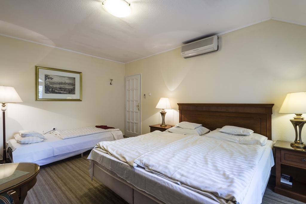 Hotel Romantik Егер Екстериор снимка