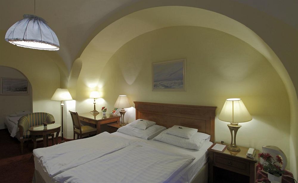 Hotel Romantik Егер Екстериор снимка