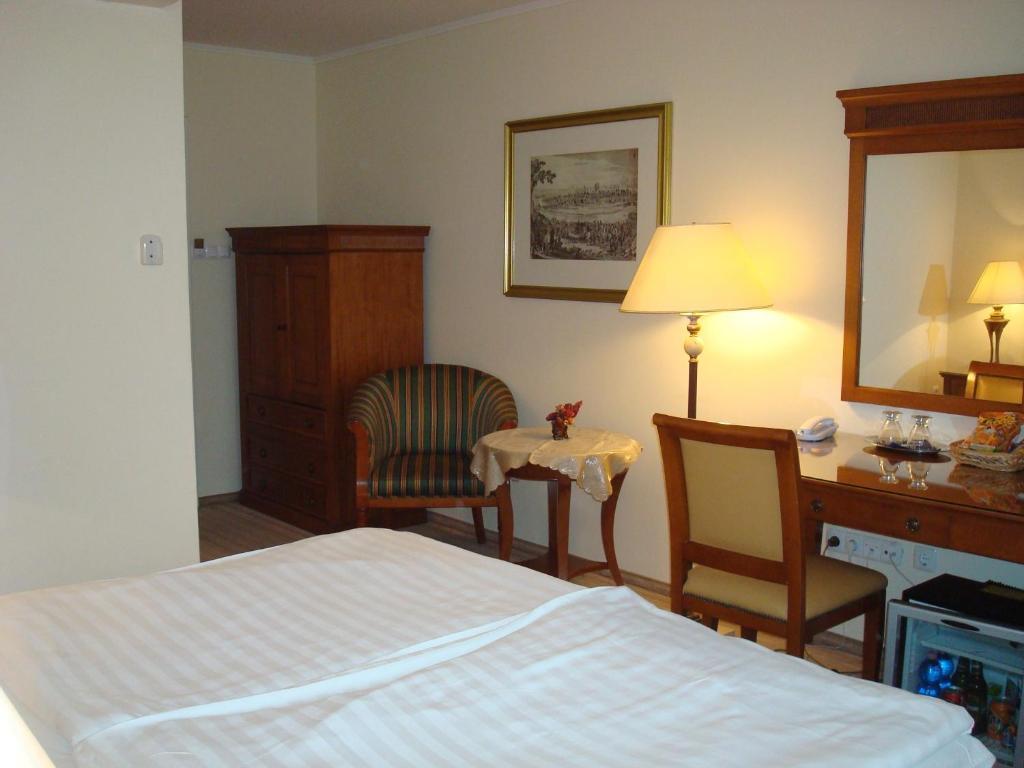 Hotel Romantik Егер Екстериор снимка