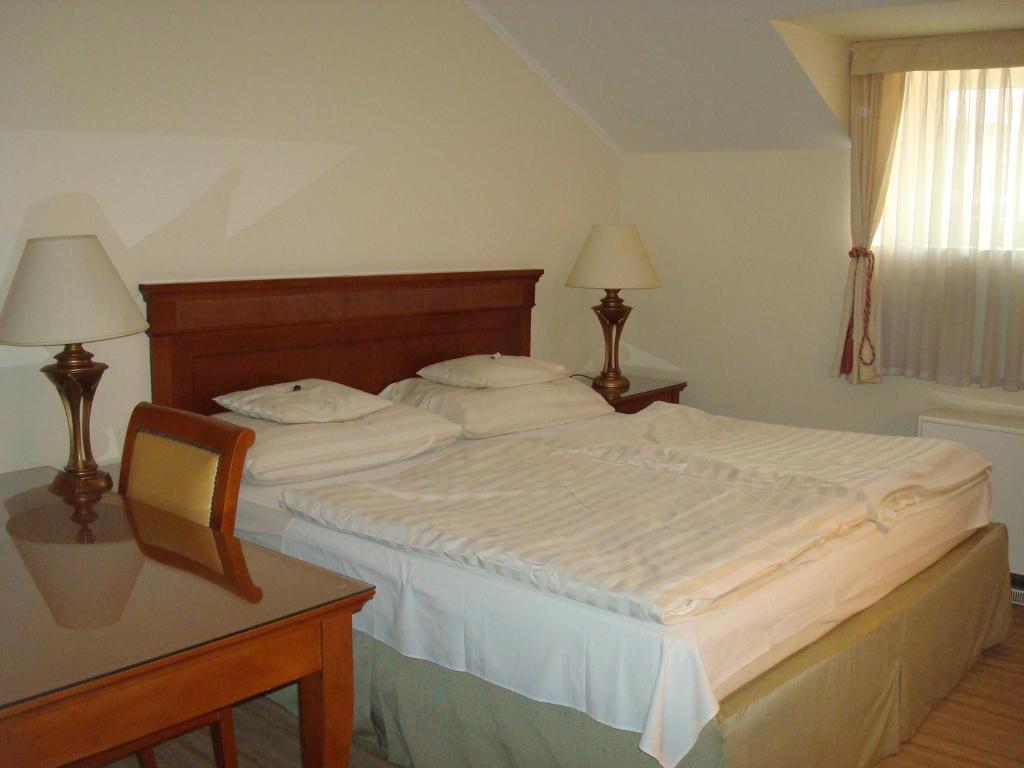 Hotel Romantik Егер Екстериор снимка