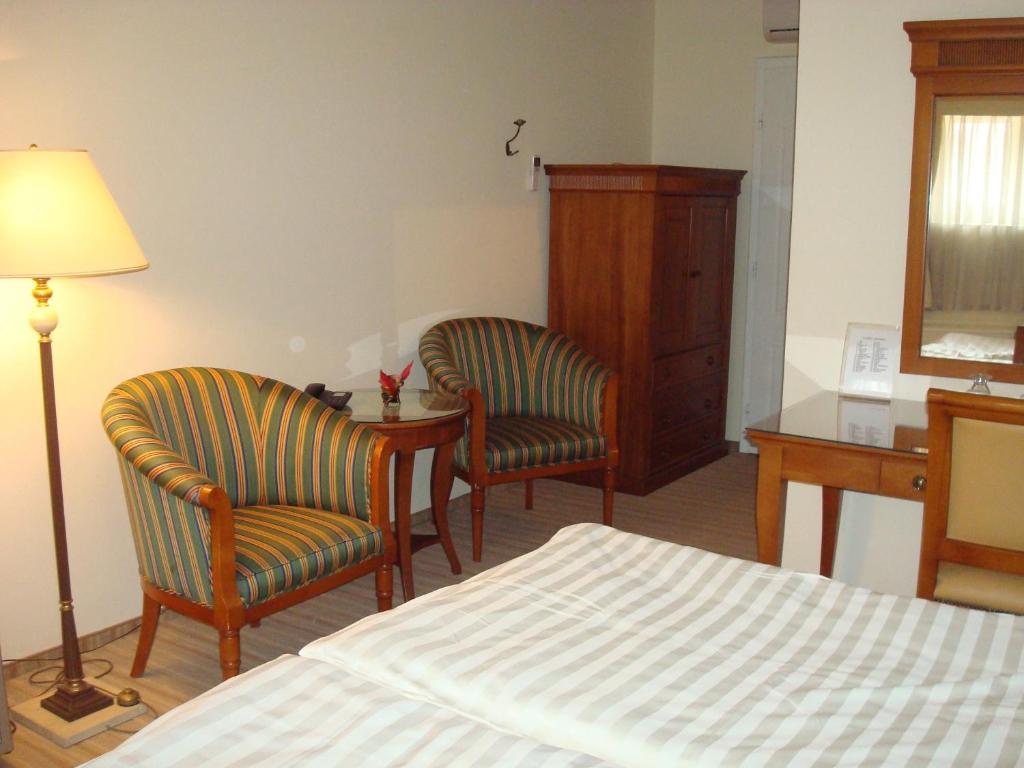 Hotel Romantik Егер Екстериор снимка