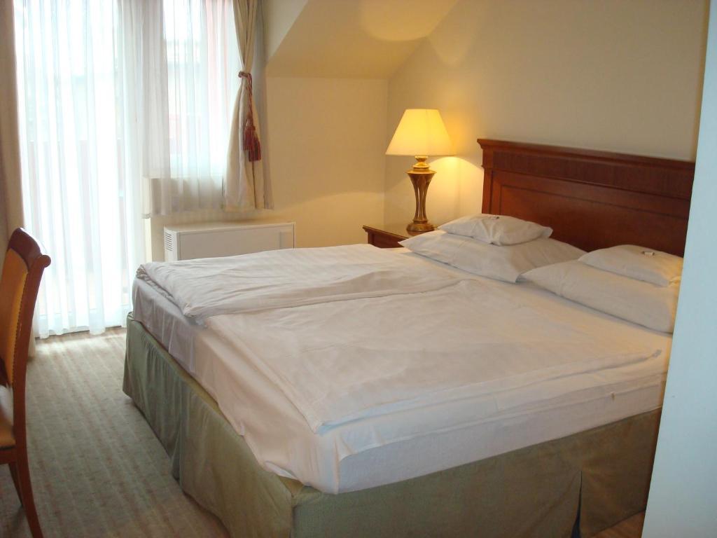 Hotel Romantik Егер Екстериор снимка