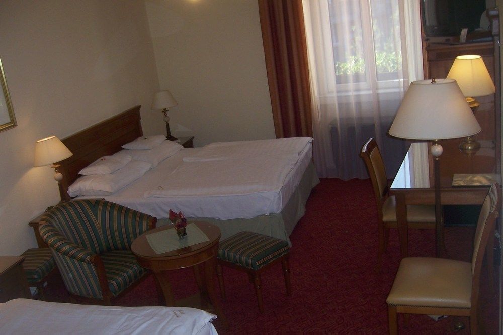 Hotel Romantik Егер Екстериор снимка