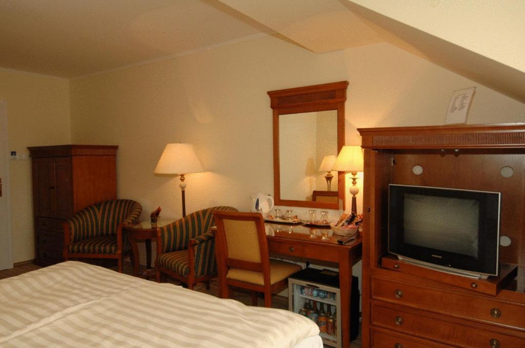 Hotel Romantik Егер Екстериор снимка