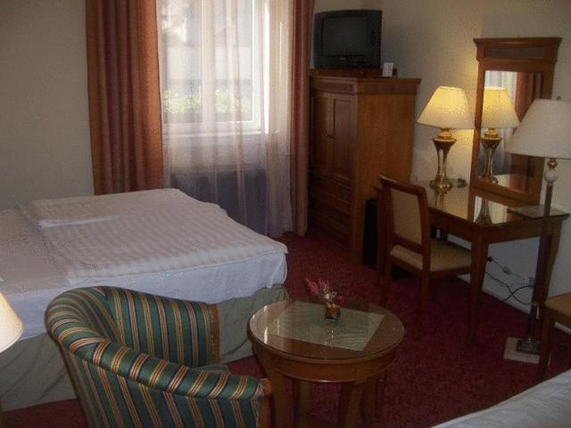 Hotel Romantik Егер Екстериор снимка