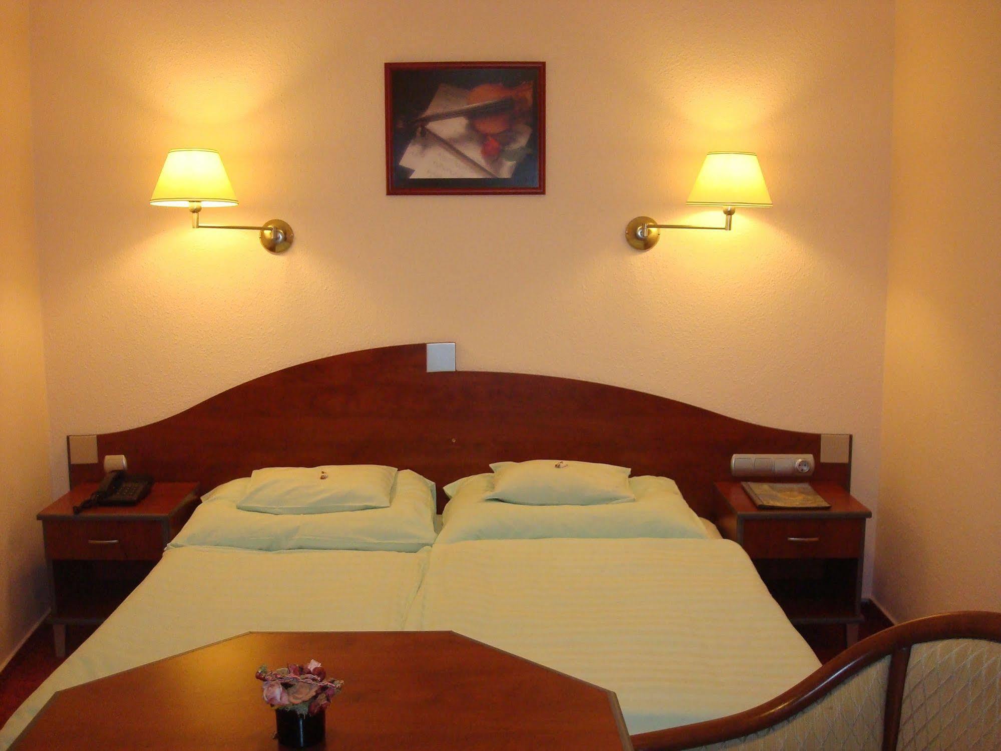 Hotel Romantik Егер Екстериор снимка
