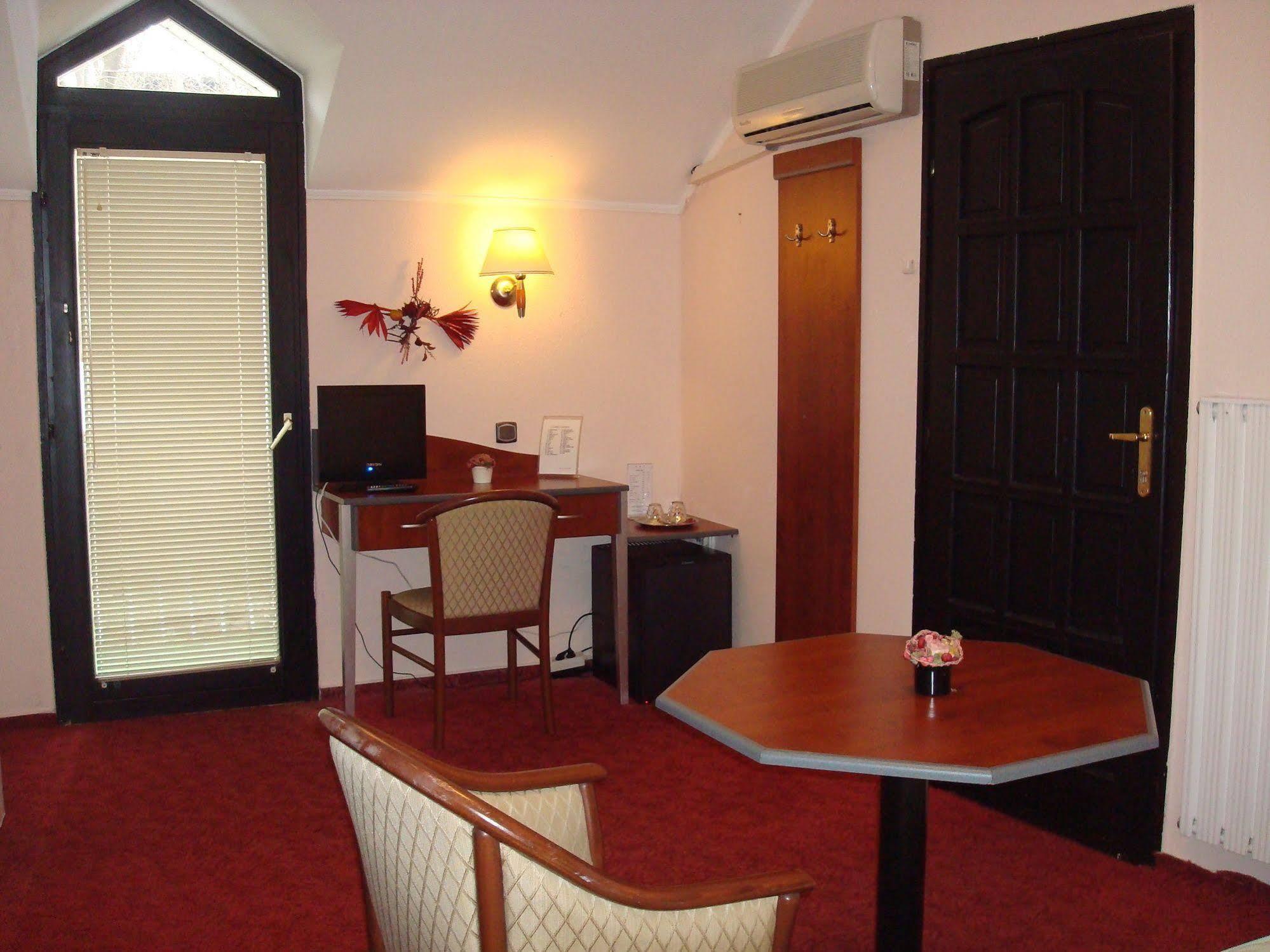 Hotel Romantik Егер Екстериор снимка